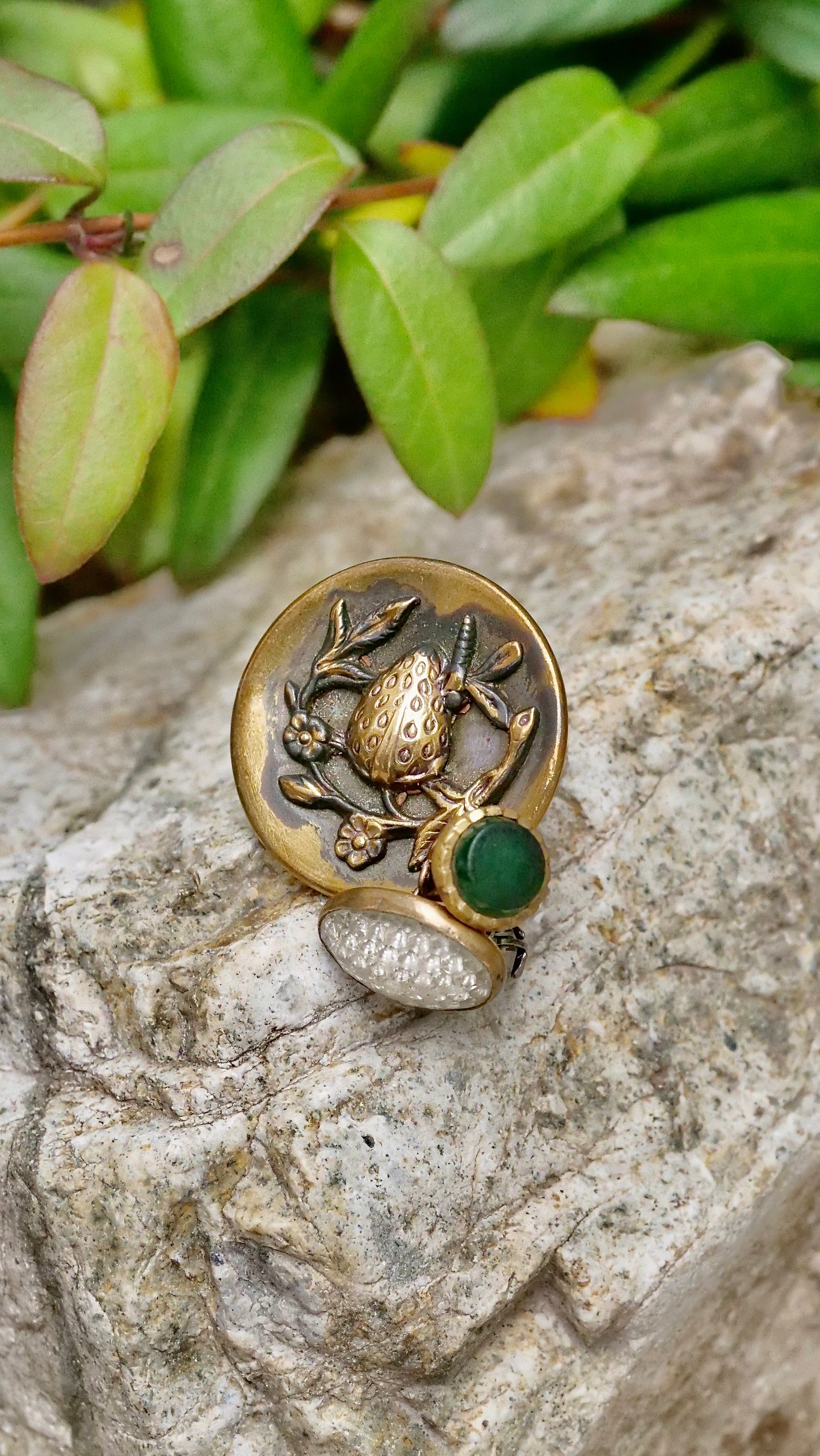 England strawberry ガラスブローチ