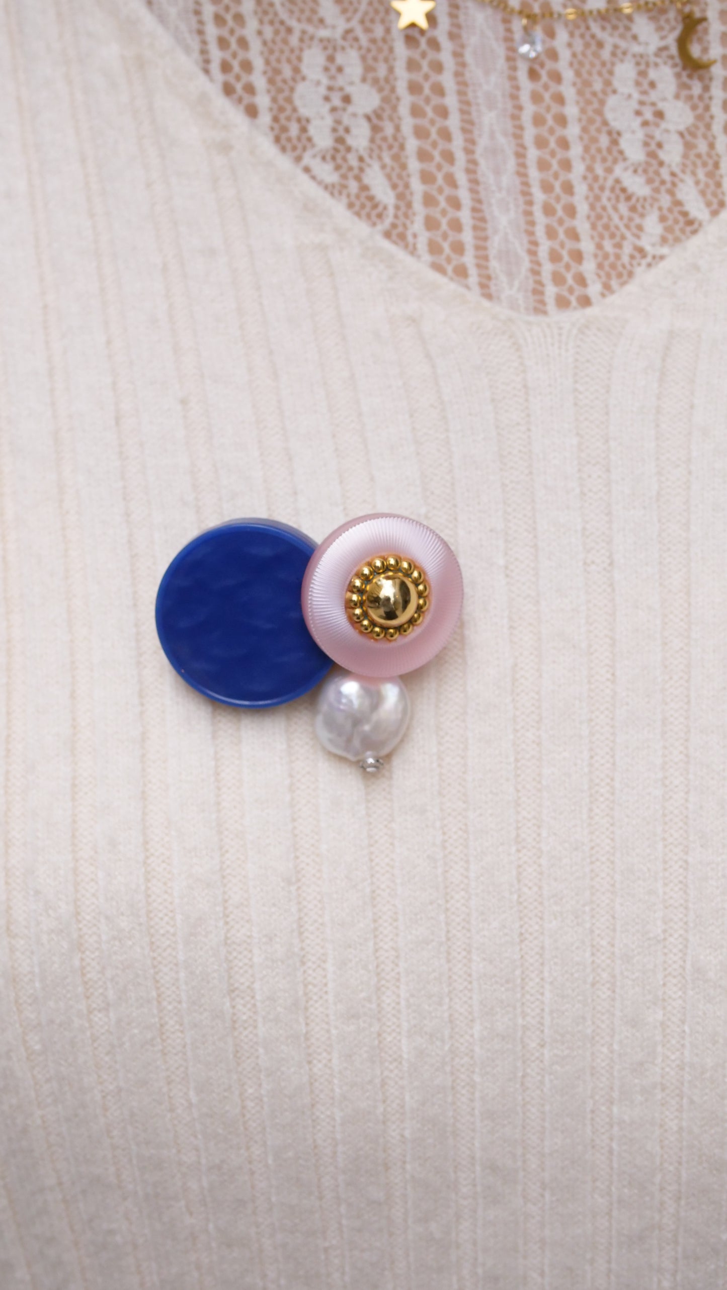 france pink button ブローチ