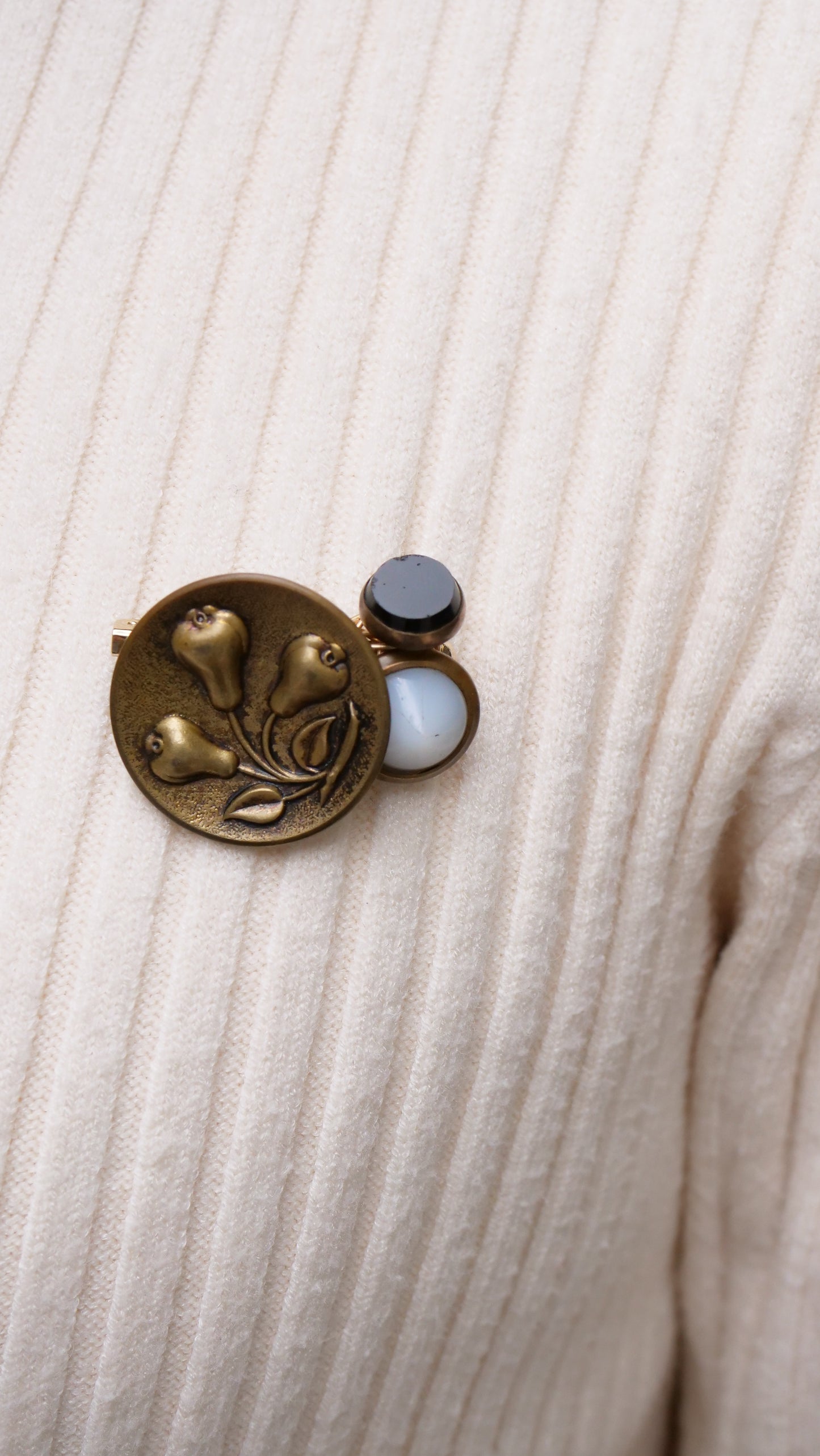 Englandスズラン antique ボタンブローチ