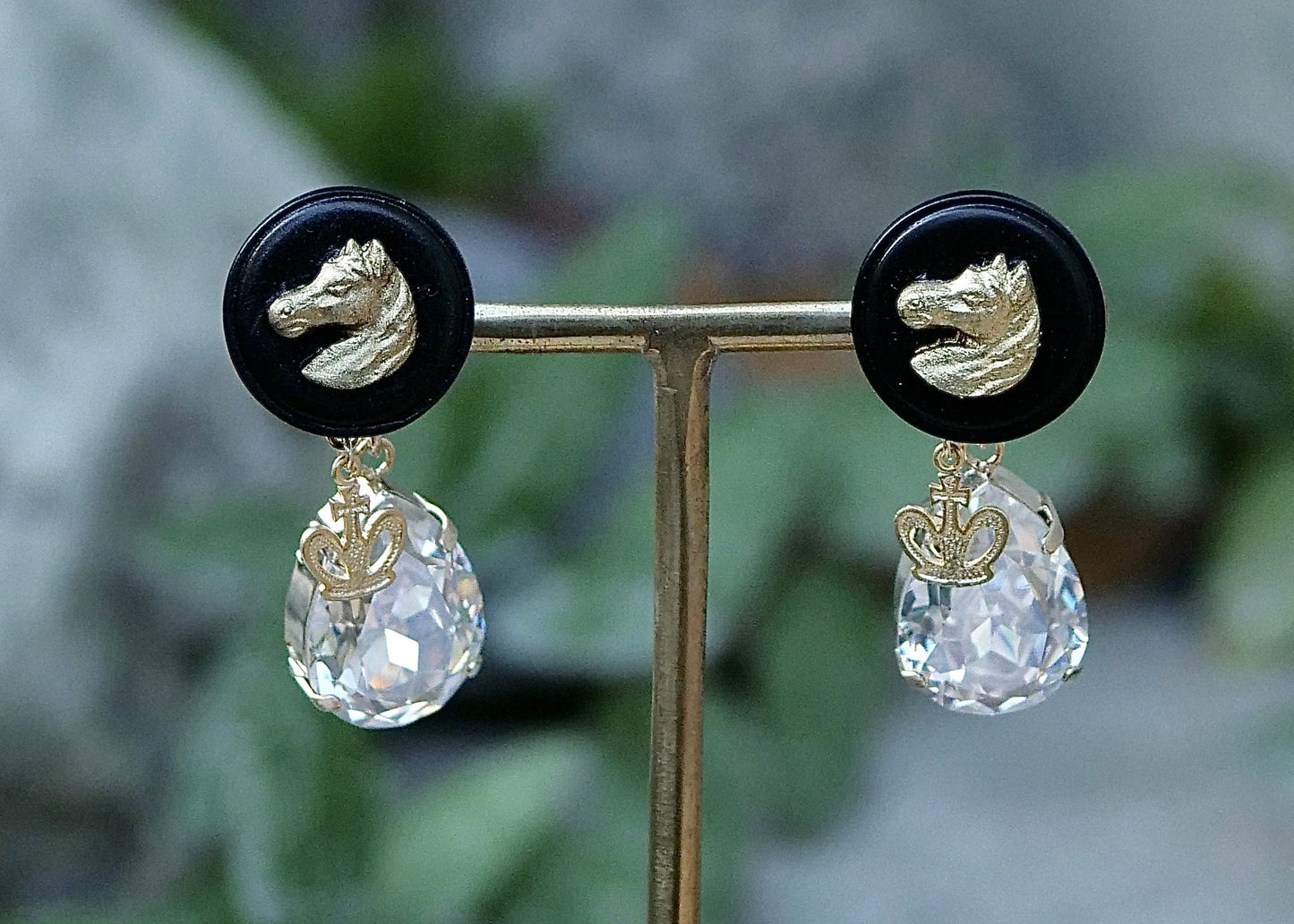 馬アンティークボタンピアス