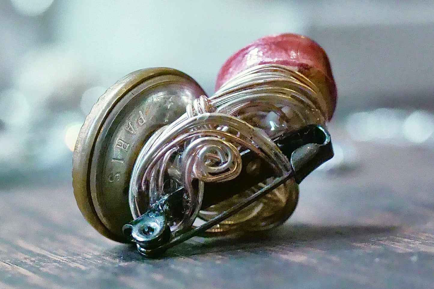 フランスヴィンテージボタンブローチ