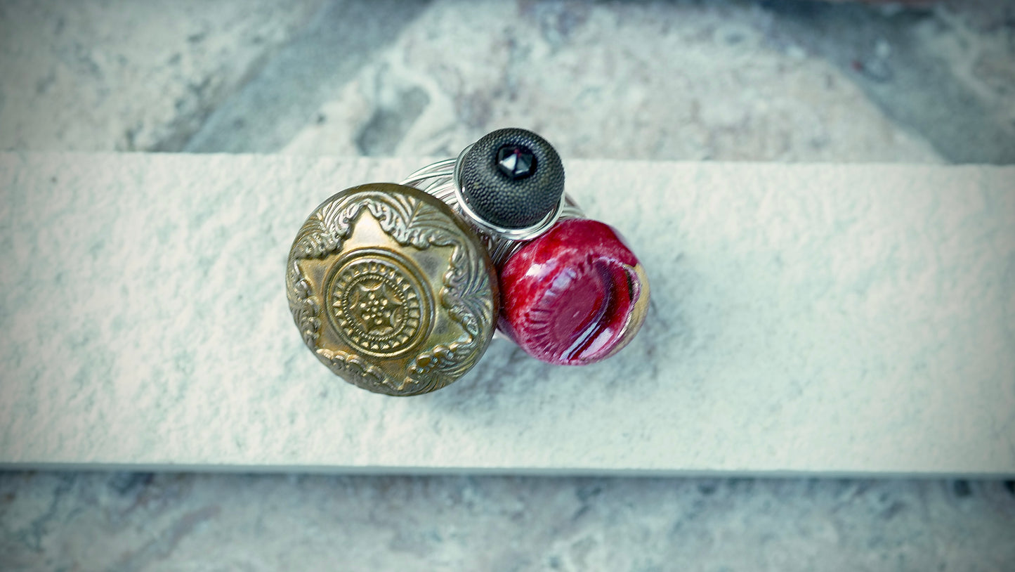 フランスヴィンテージボタンブローチ