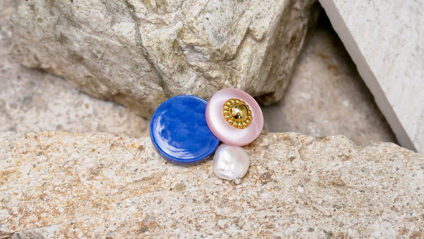 france pink button ブローチ