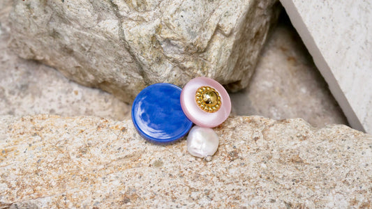 france pink button ブローチ