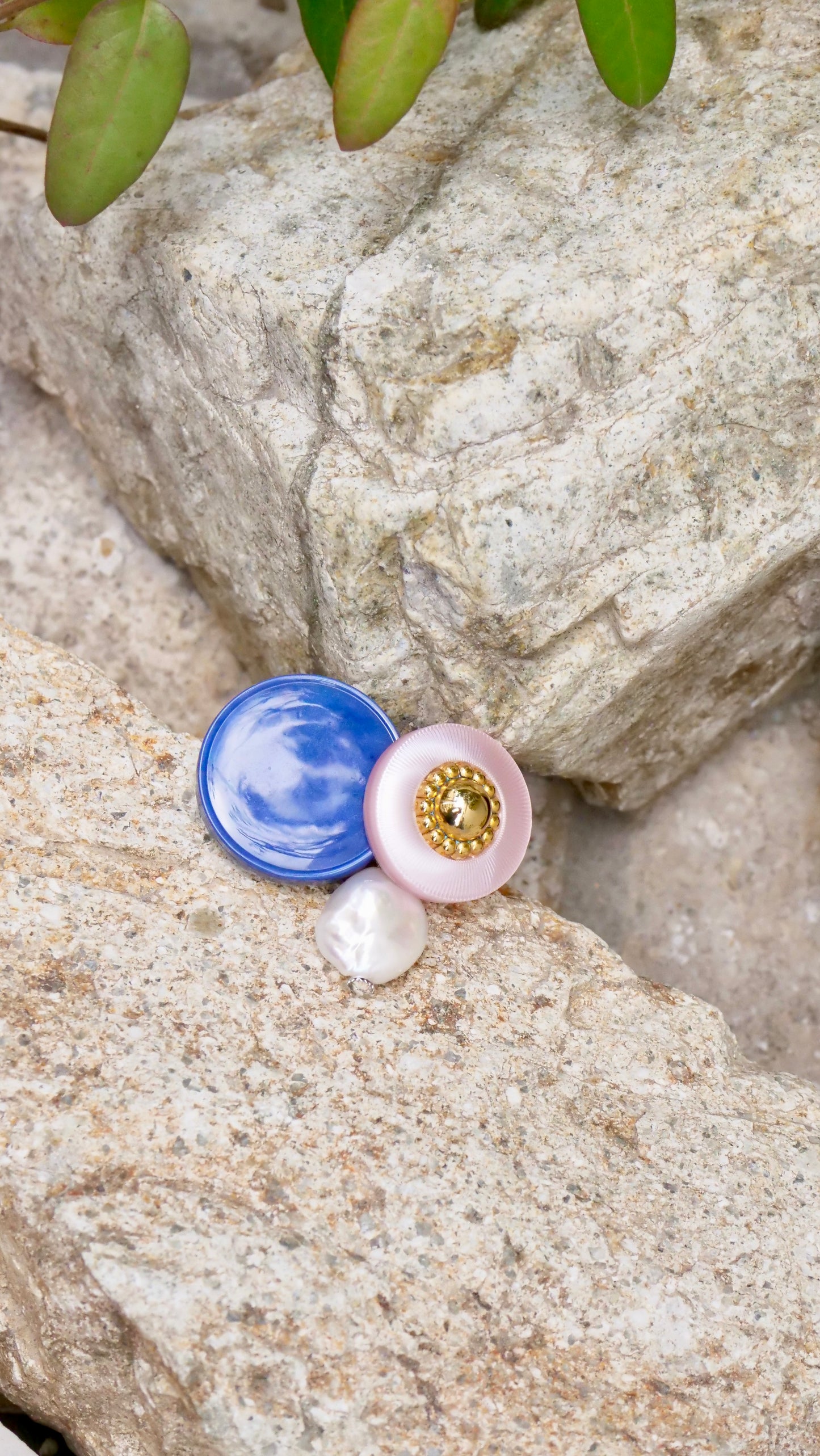 france pink button ブローチ