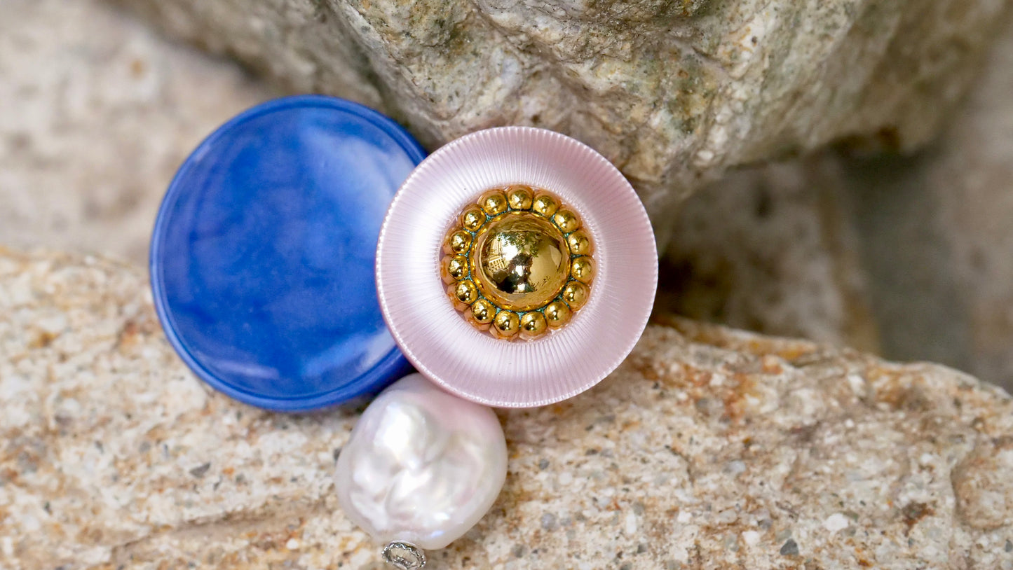 france pink button ブローチ