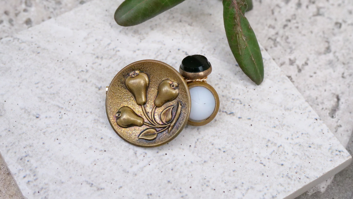 Englandスズラン antique ボタンブローチ