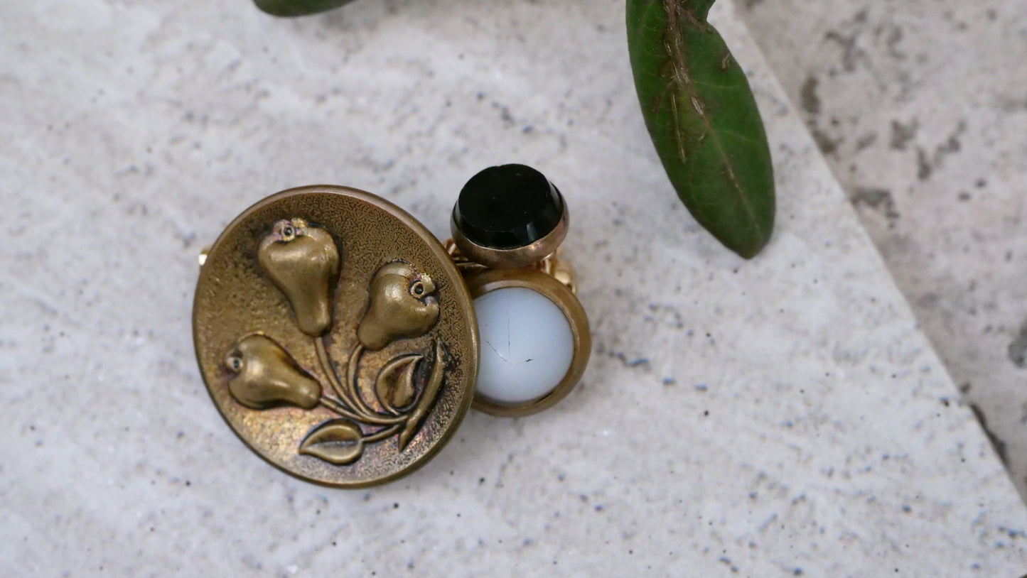 Englandスズラン antique ボタンブローチ