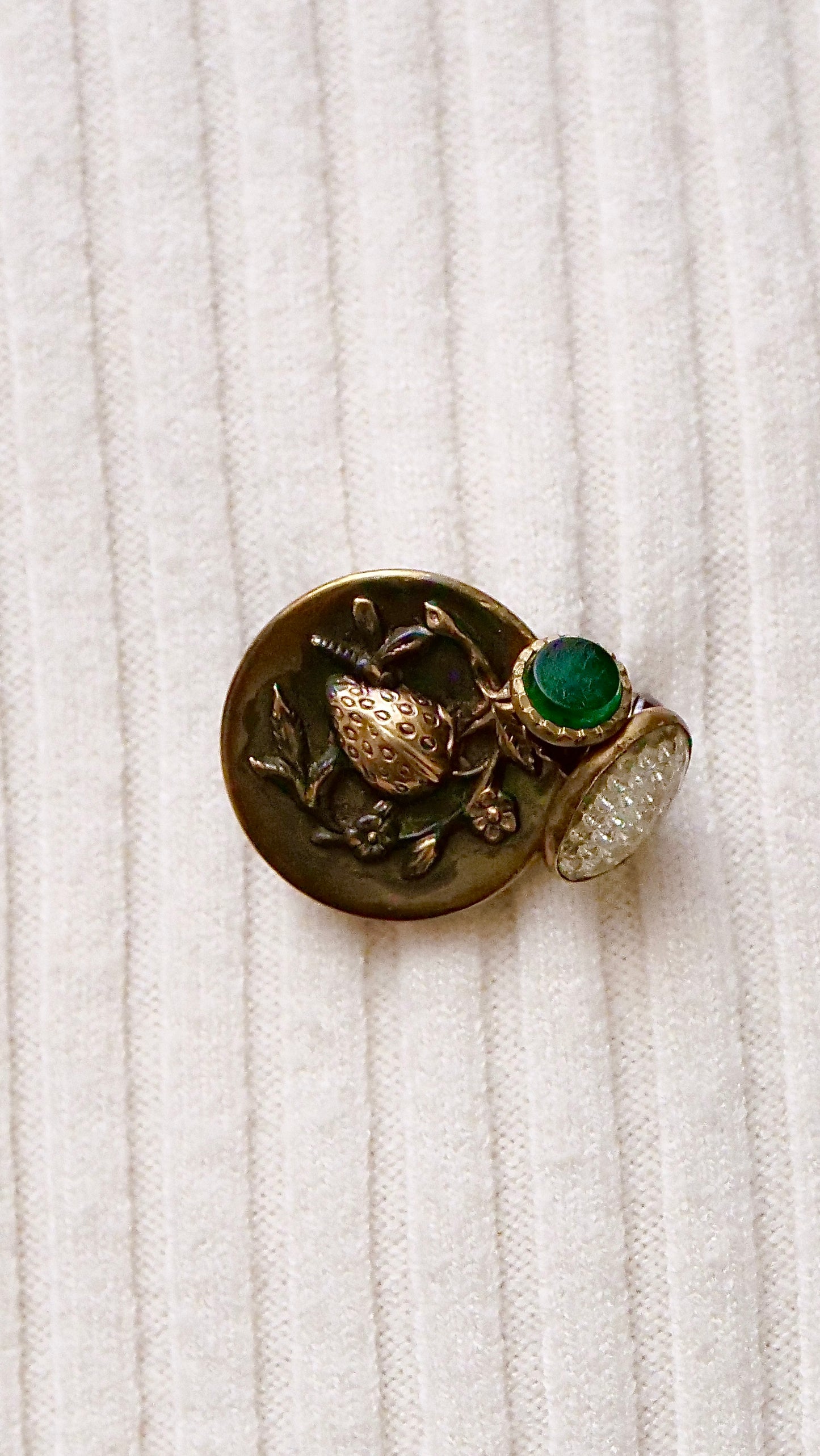 England strawberry ガラスブローチ