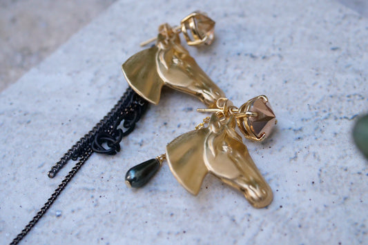 馬チャームスワロフスキークリスタルピアス